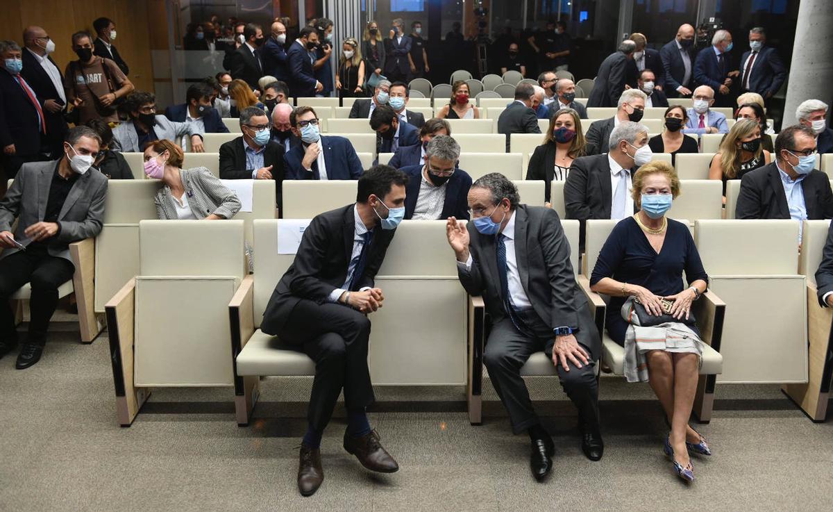 Roger Torrent, conseller d’Empresa i Treball, conversa con Javier Moll, presidente de Prensa Ibérica, en el auditorio de la sede.