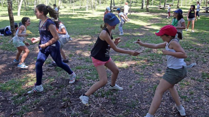 Niños jugando en un campamento de verano. // Marta G. Brea