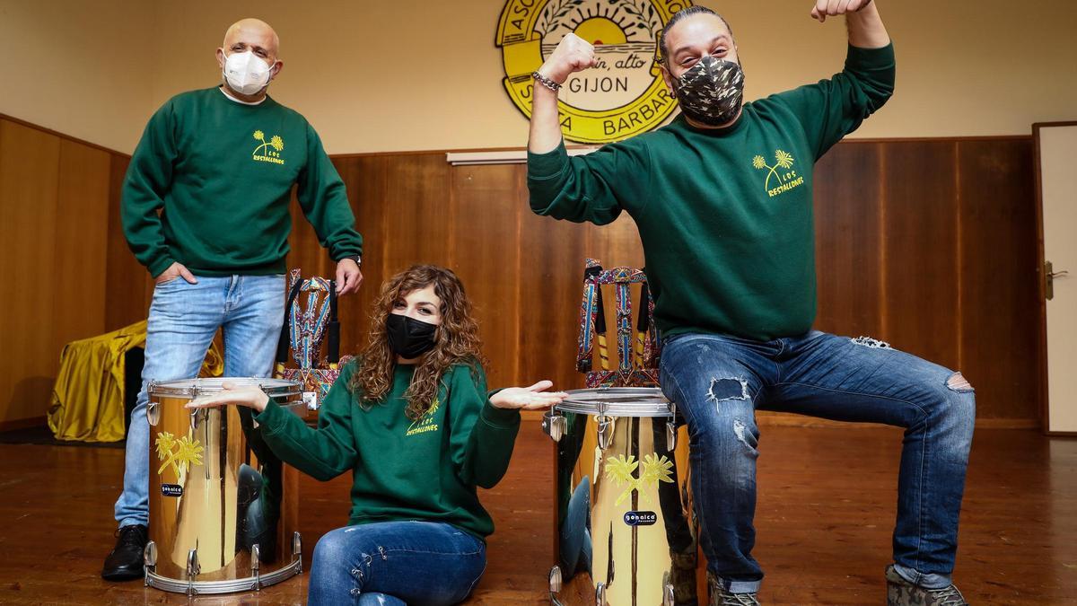 Por la izquierda, Fran Rodríguez, Law González y Gustavo Rodríguez, en la sede de la Asociación de Vecinos “Santa Bárbara”.