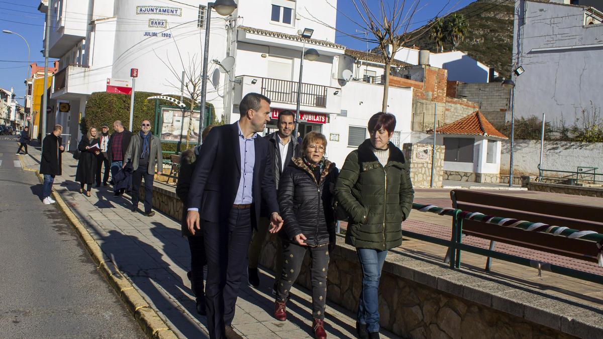 El presidente de la Diputació y la alcaldesa de Barx, en la jornada de este viernes por el municipio