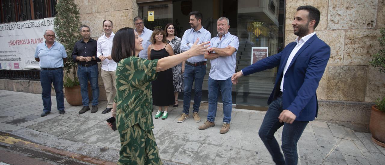 Recepción de los concejales de Sagunt a las puertas del ayuntamiento