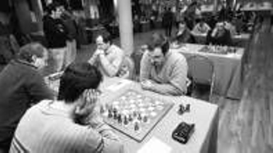 El ajedrez regional se exhibe y apoya la opción de que Cáceres sea capital cultural en el 2016