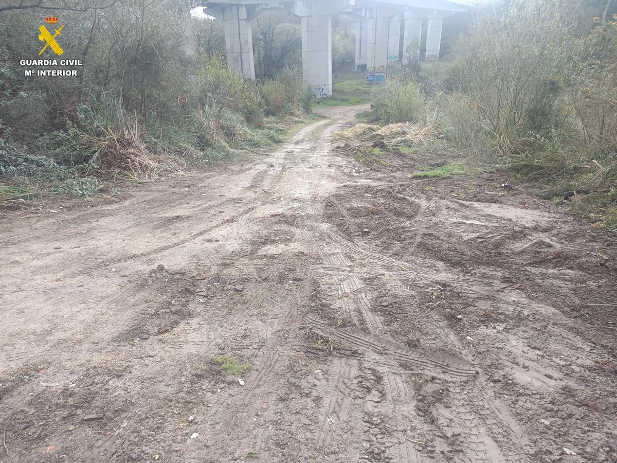 Un vecino de Culleredo ha sido denunciado por abandonar residuos domésticos y restos de una obra en los montes de A Zapateira.