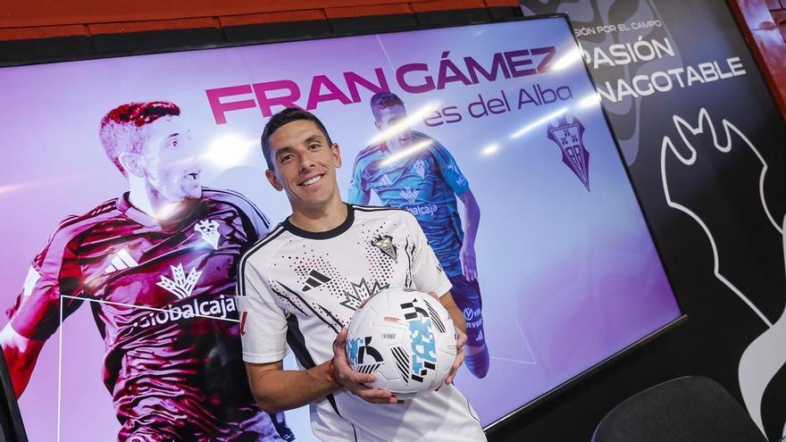 Fran Gámez, jugador del Albacete, carga contra el Córdoba CF: 