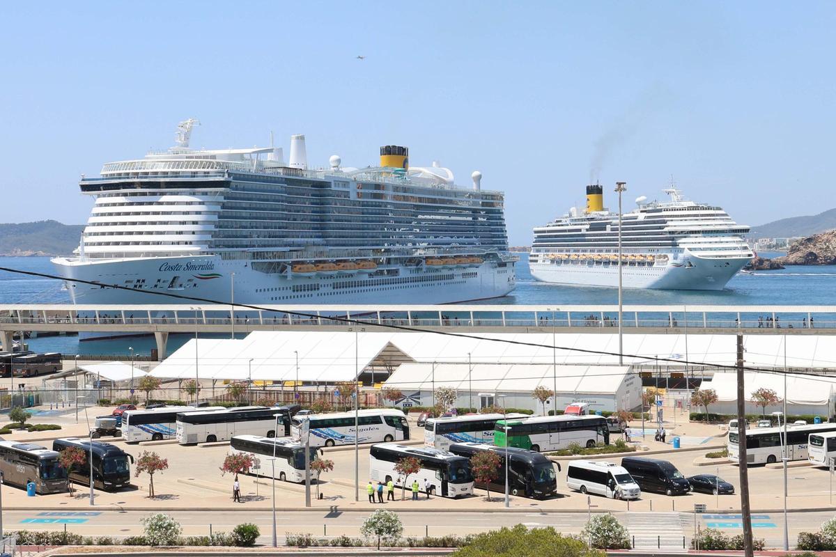 Tres cruceros coinciden en el puerto de Ibiza