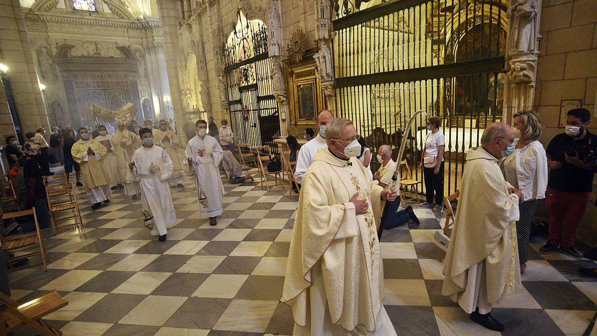 El obispo, en primer plano, en la procesión del Corpus en junio en la Catedral