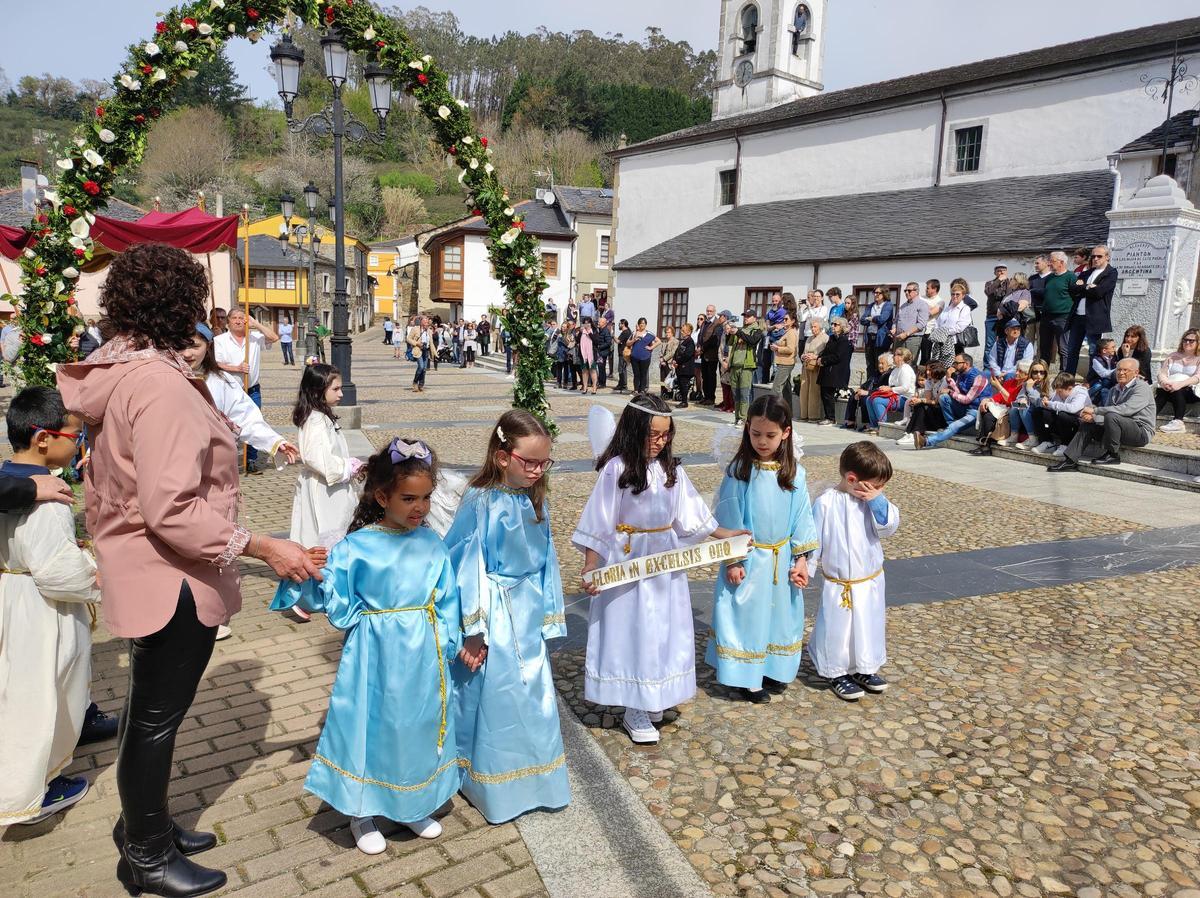 Los más pequeños de la representación en el inicio de la procesión.