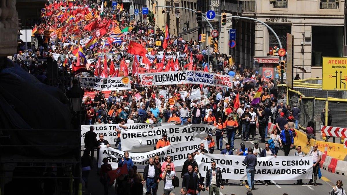 La manifestación del 1 de mayo a su paso por Via Laietana, en Barcelona