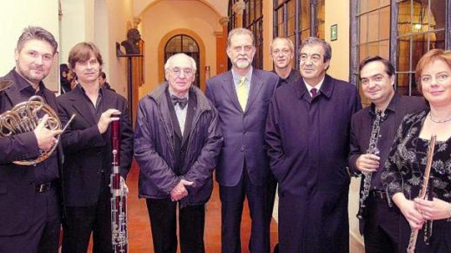 El quinteto «Ventart», formado por miembros de la OSPA, ayer, antes del concierto en la Academia de España, con Francisco Álvarez-Cascos y Emilio Marcos.