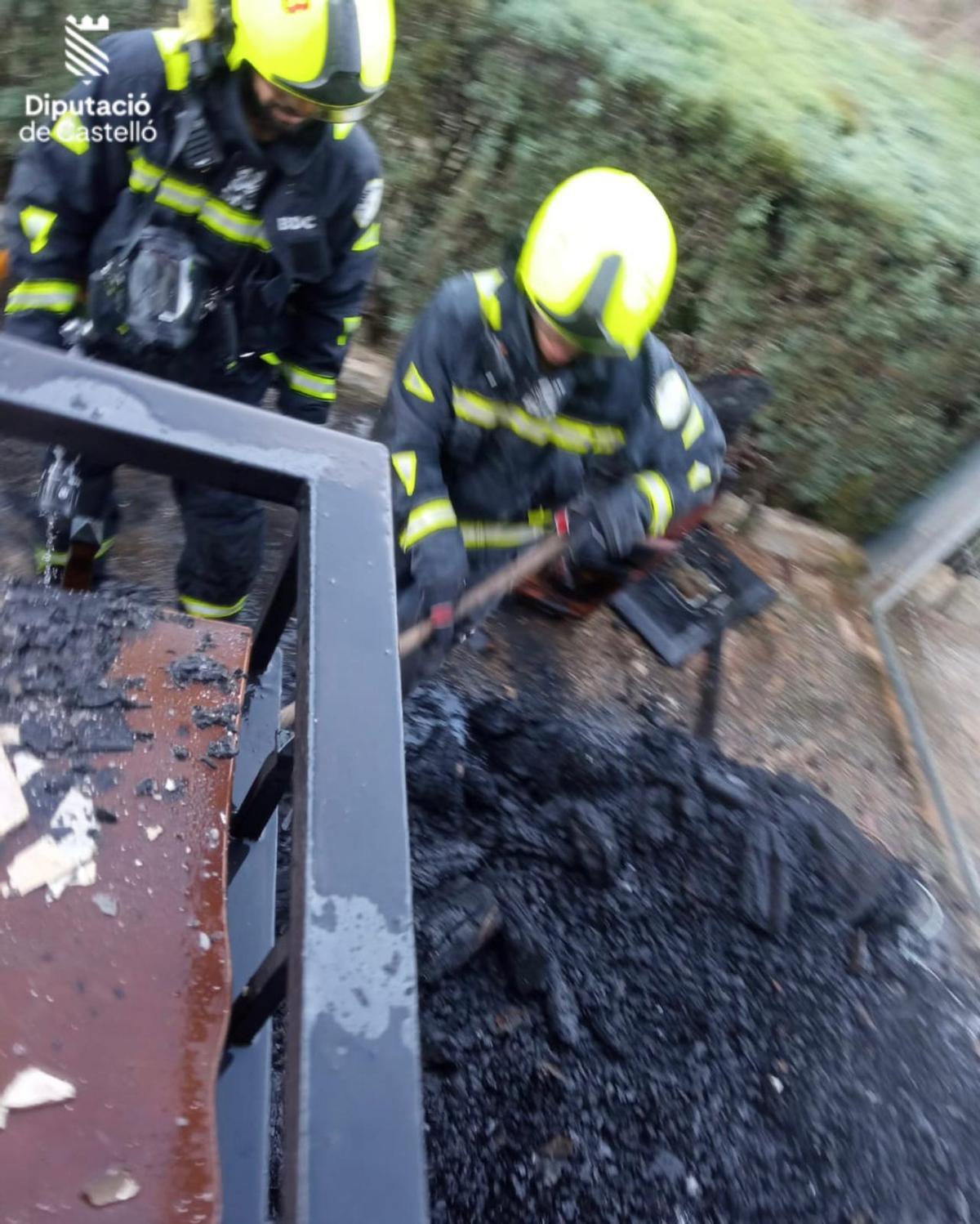 El incendio ha calcinado parte de la vivienda ubicada en los cantos.