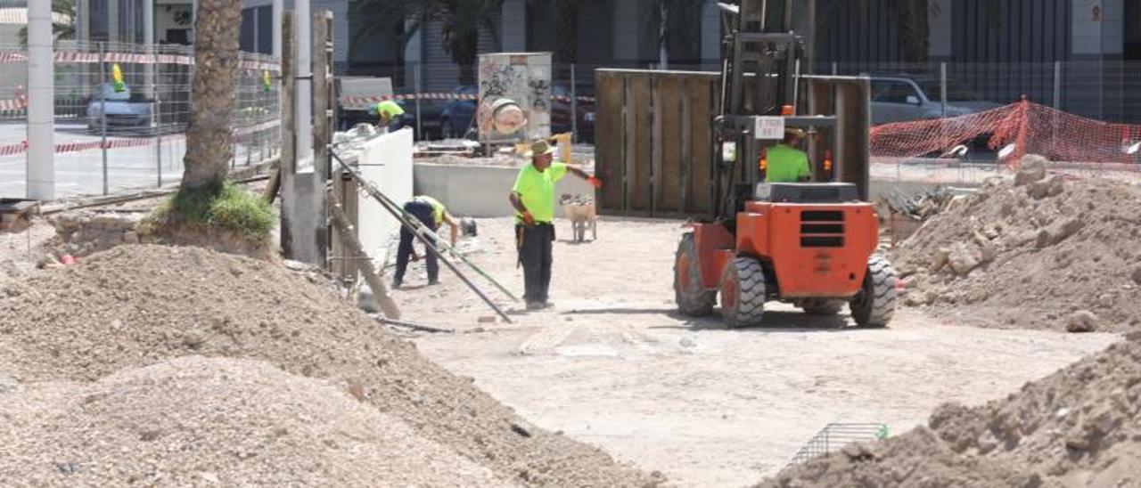 Las obras para recuperar un antiguo huerto y crear un jardín en la avenida de Candalix. | ANTONIO AMORÓS