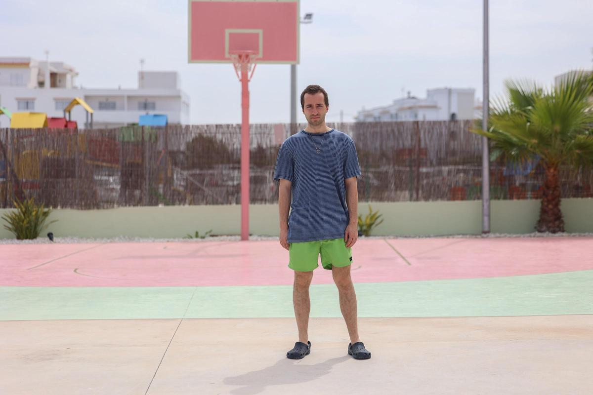 Álvaro Rivas, ayer, en la cancha de baloncesto de Cala de Bou donde se instala el escenario de Venice Bay.