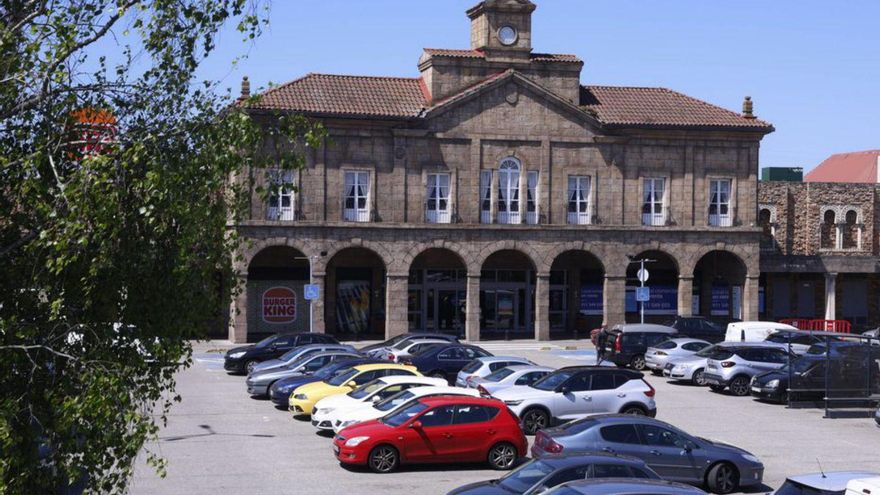 Una de las entradas de Parque Astur, en Trasona. | LUISMA MURIAS