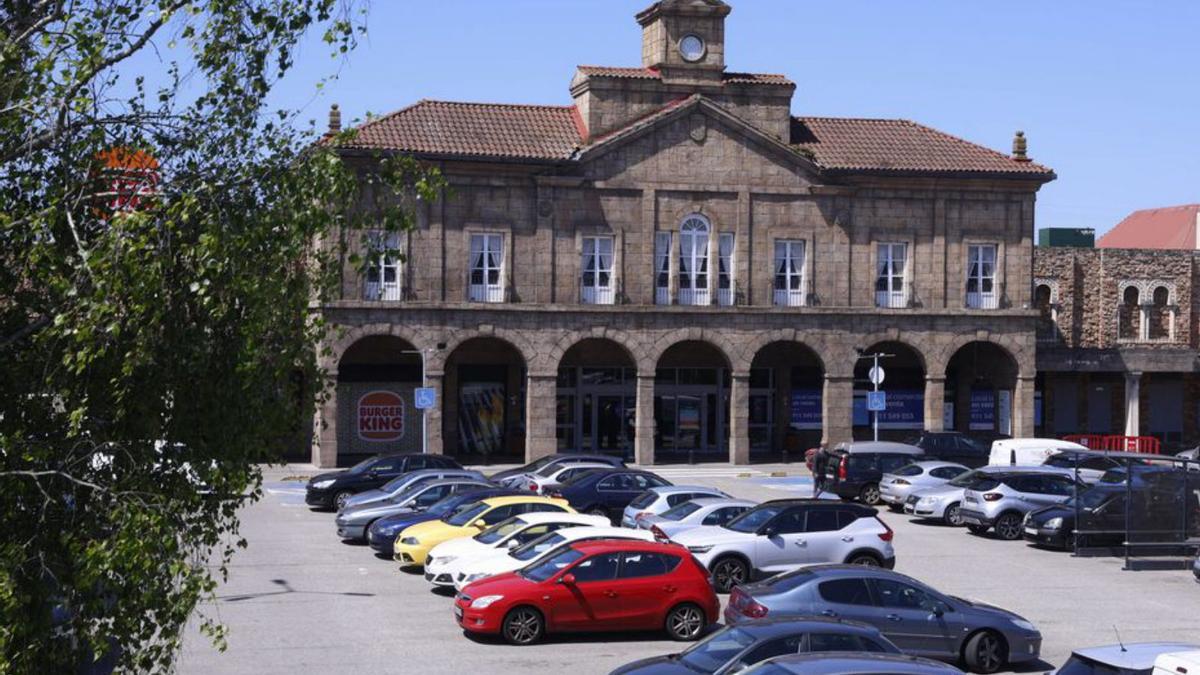 Una de las entradas de Parque Astur, en Trasona.