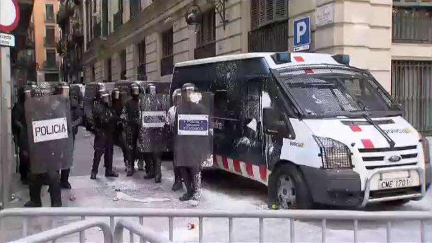 Ataques con huevos y pintura a un grupo de policías en Barcelona