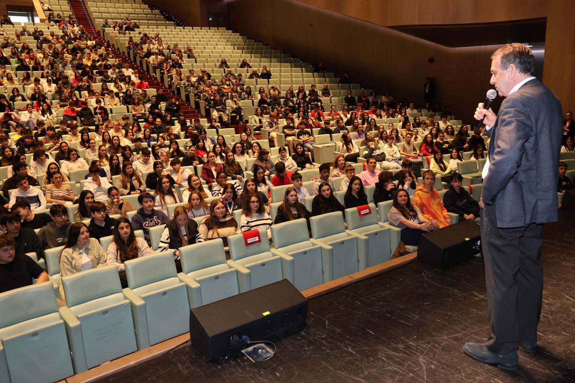 Vigo. Entrega de diplomas de los alumnos becados en Inglaterra