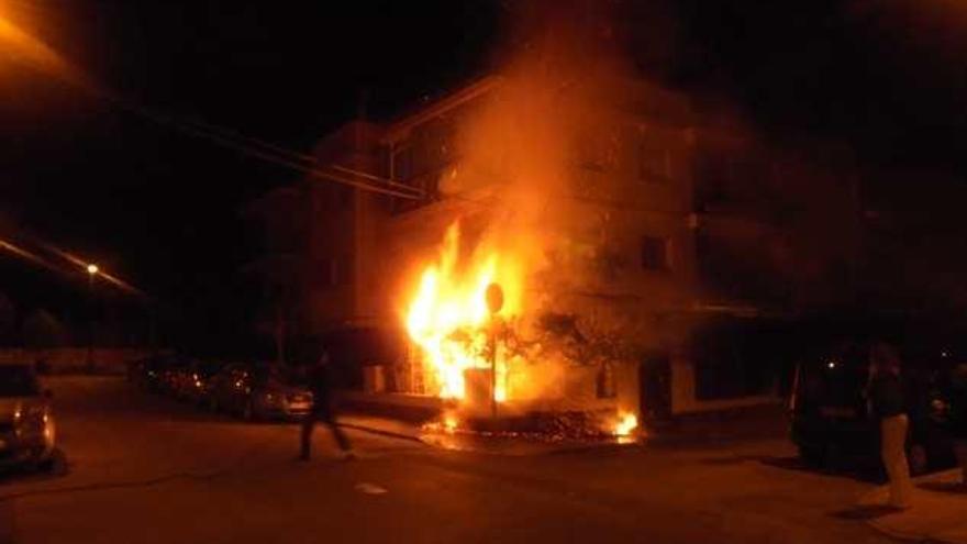 El fuego prendió en el seto del bloque, en la calle Eugenio Sellés, al poco de empezar 2015.