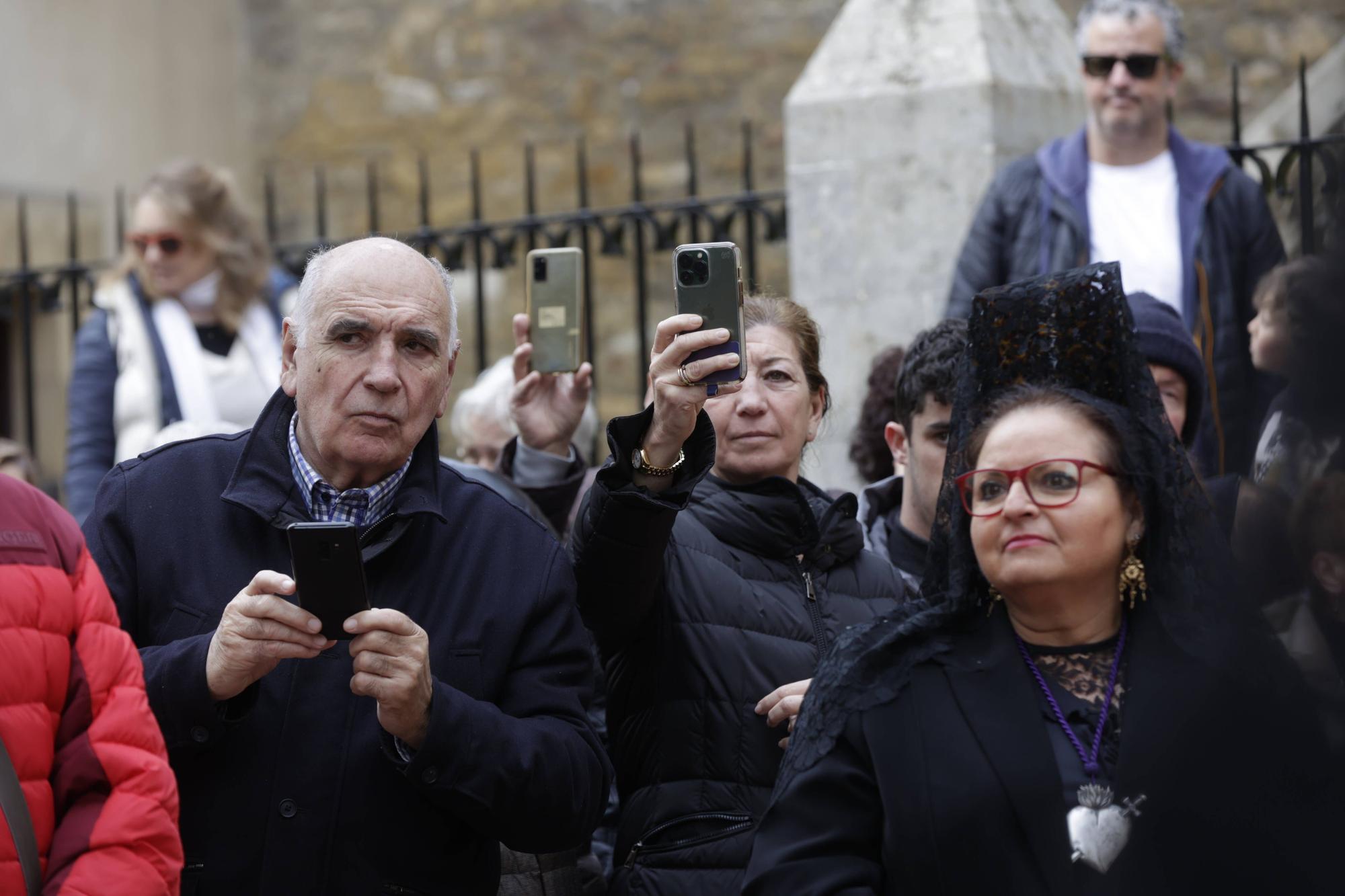 Procesión de la Dolorosa, el Sábado Santo, en el casco antiguo de Oviedo.