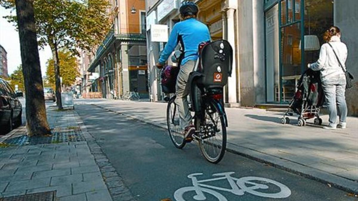 Un carril ciclista sobre una acera de la ciudad sueca de Estocolmo.