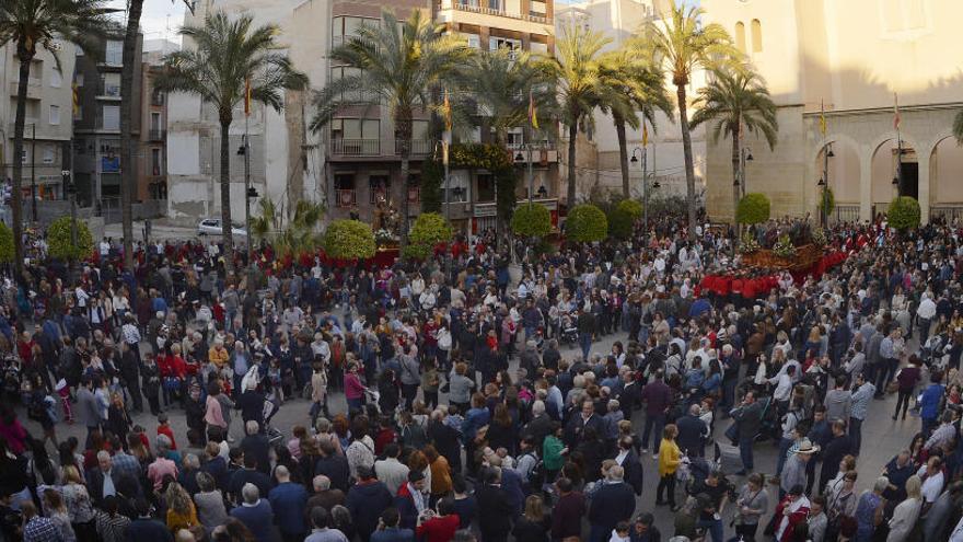 La Entrada de Pasos del Miércoles Santo reúne a miles de personas en la plaza de la Constitución.