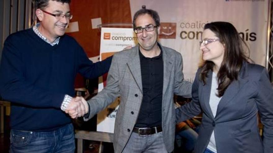 Jordi Sebastià, anoche, felicitado por Enric Morera y Mònica Oltra.