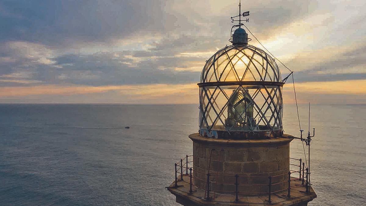 El faro de Grobas. ¡Ah los faros del fin del mundo, qué evocadores y cuánta literatura han despertado! El que veis es el de Cabo Vilán, que ilumina uno de los tramos más peligrosos pero más hermosos de la Costa da Morte; pero traemos por algo más esta foto aquí y es que es una primicia: va a ser la portada del próximo libro de fotografías de Ricardo Grobas, jefe de esta sección en FARO. Se titulará “Faros y paisajes costeros de Galicia” y reúne una selección de imágenes irrepetibles de la Galicia marítima que perdurarán en el recuerdo. Lo publica la editorial Belagua. Los textos en castellano, gallego e inglés. Llegará a las librerías a primeros de diciembre. Es una selección de fotos que Grobas lleva haciendo desde hace varios años.