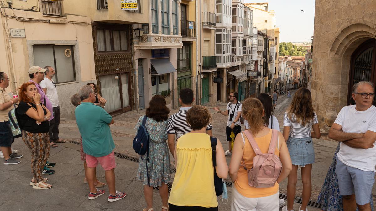 Un grupo de turistas en una visita guiada por Zamora