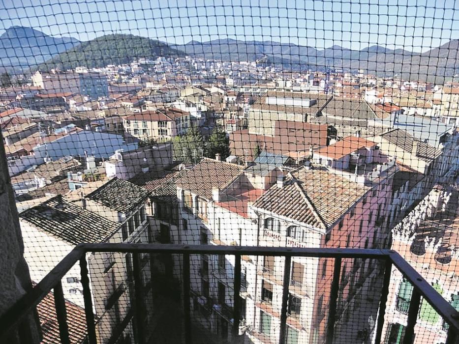 Vista d’Olot des de l’anomenat balcó dels espants del campanar de Sant Esteve.