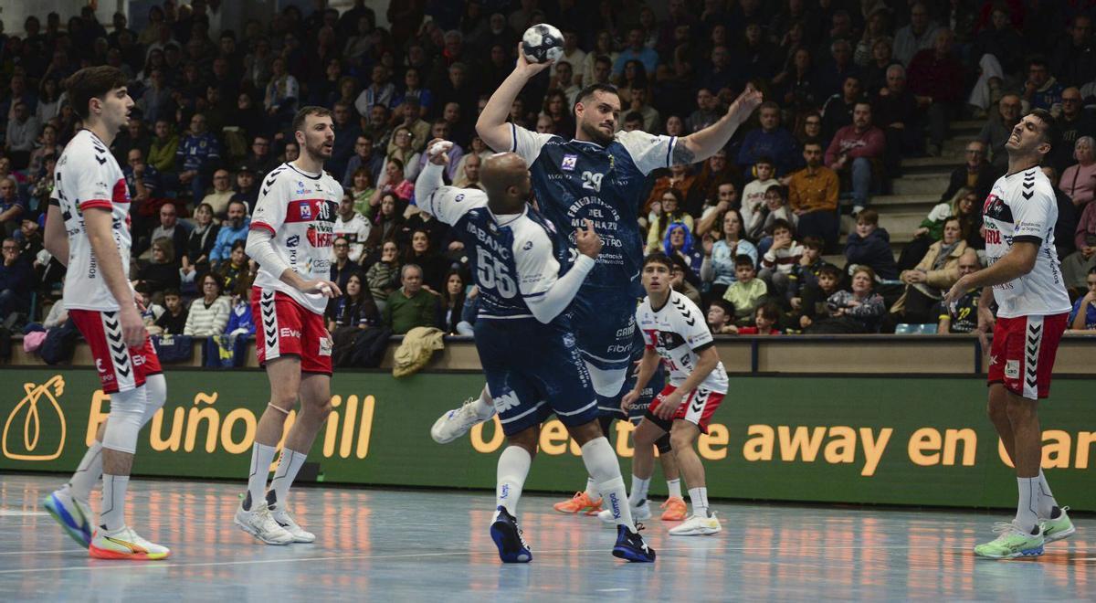 Javi García se prepara para anotar uno de los dos goles que marcó ayer. | GONZALO NÚÑEZ