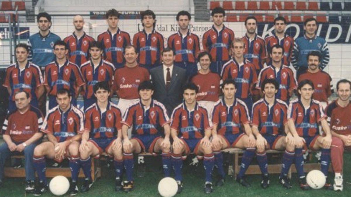 La plantilla del Eibar 96-97, que rozó el ascenso con Periko Alonso