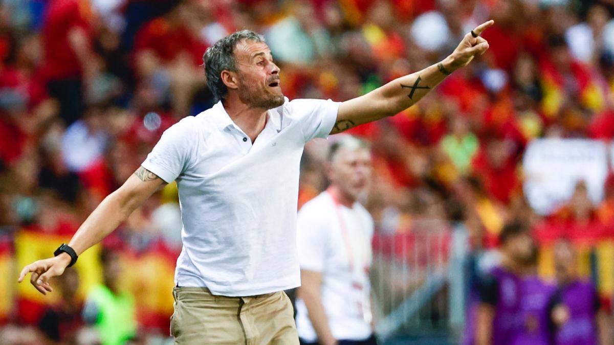 Luis Enrique da instrucciones durante el España - Chequia