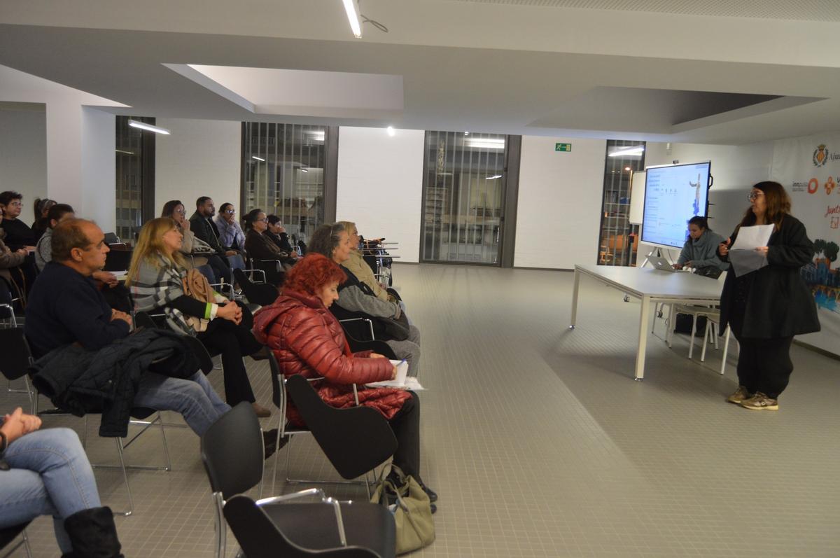 La concejala de Bienestar Animal, Ana Torres, ha participado en el taller.