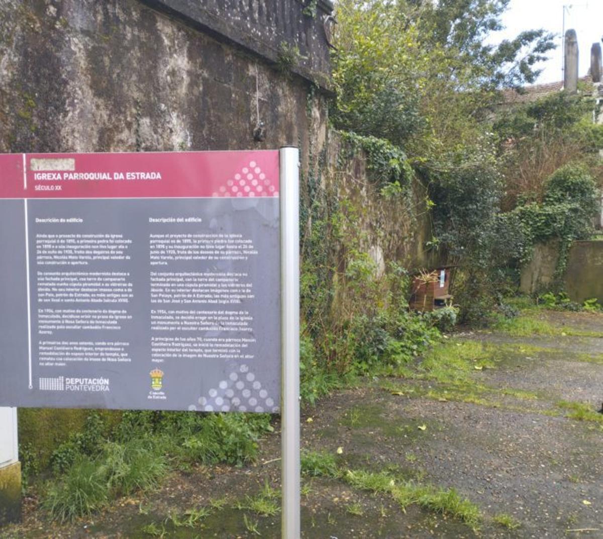 La maleza manda en la entrada a la plaza-