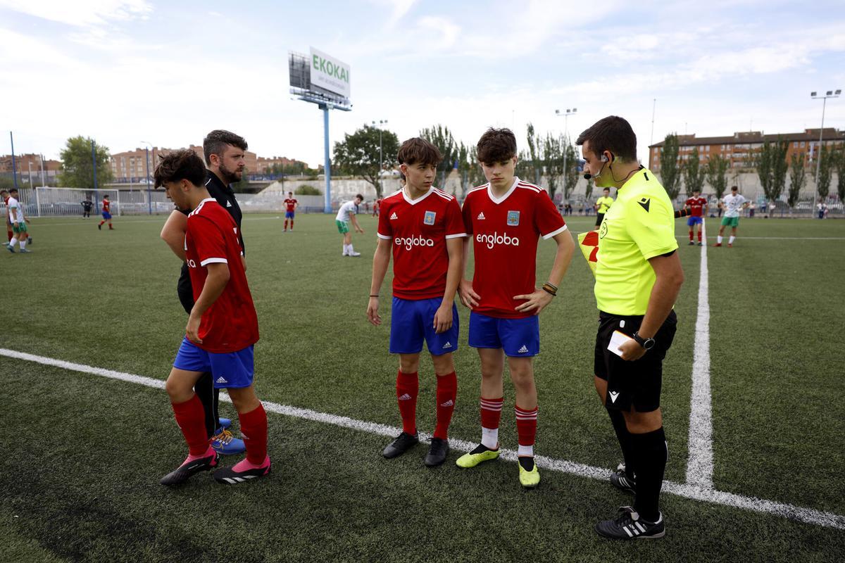 Varios jugadores amateurs entrando a un campo de fútbol
