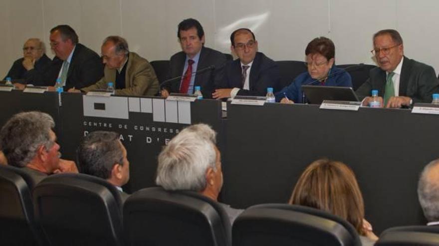 Un momento de la asamblea de la SAT San Enrique que se celebró ayer y a la que asistieron José Císcar y Luisa Pastor.