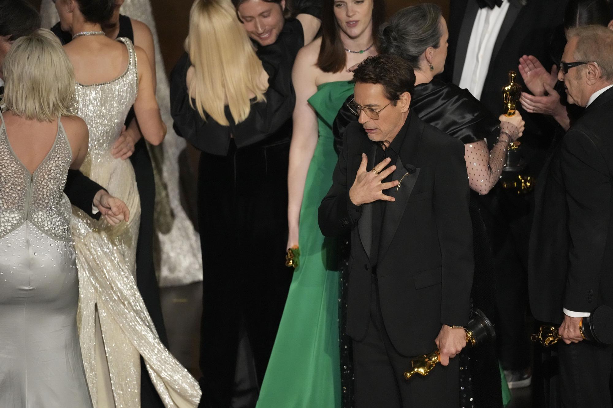 Robert Downey Jr. reacts as the cast and crew of "Oppenheimer" accept the award for best picture during the Oscars on Sunday, March 10, 2024, at the Dolby Theatre in Los Angeles. (AP Photo/Chris Pizzello) Associated Press/LaPresse Only Italy and Spain / EDITORIAL USE ONLY/ONLY ITALY AND SPAIN