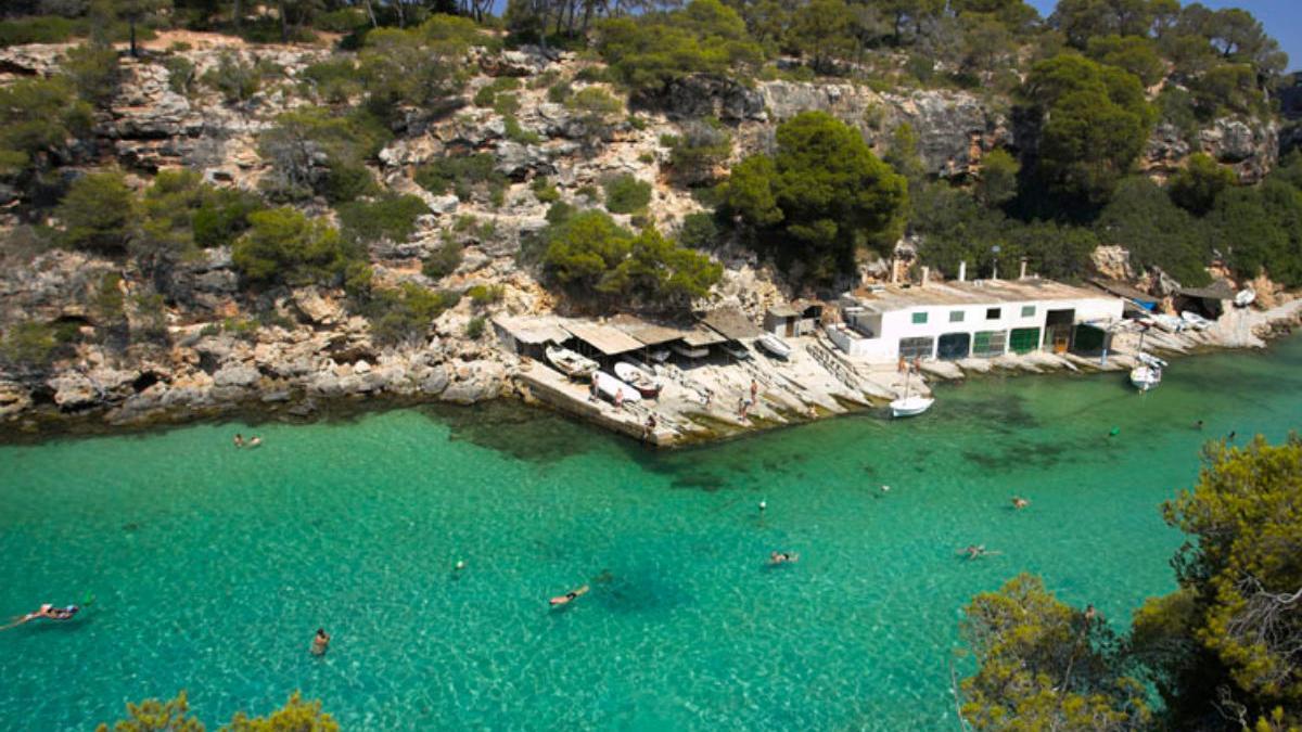 Cierran por exceso de aforo el acceso a la playa de Cala Pi