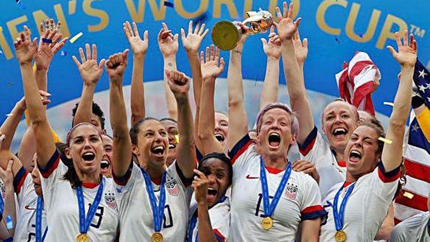 Alex Morgan, Carli Lloyd, Crystal Dunn, Megan Rapinoe (amb el trofeu) i Kelley O&#039;Hara ja ens són populars