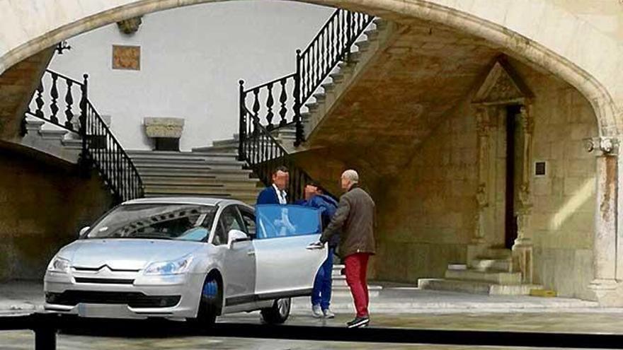 Dos guardias civiles introducen en el coche al acusado (en el centro), ayer antes de llevarle a prisión.