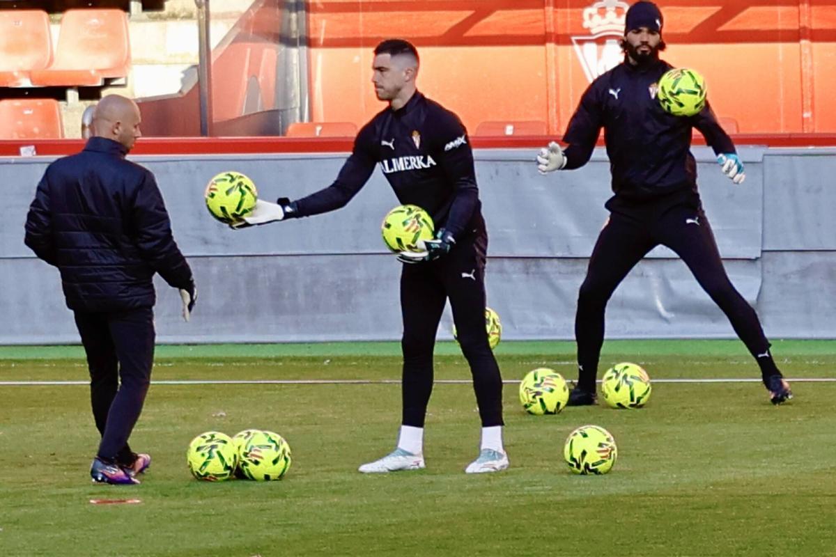 Rubén Yáñez, en el centro, ante Christian Joel.