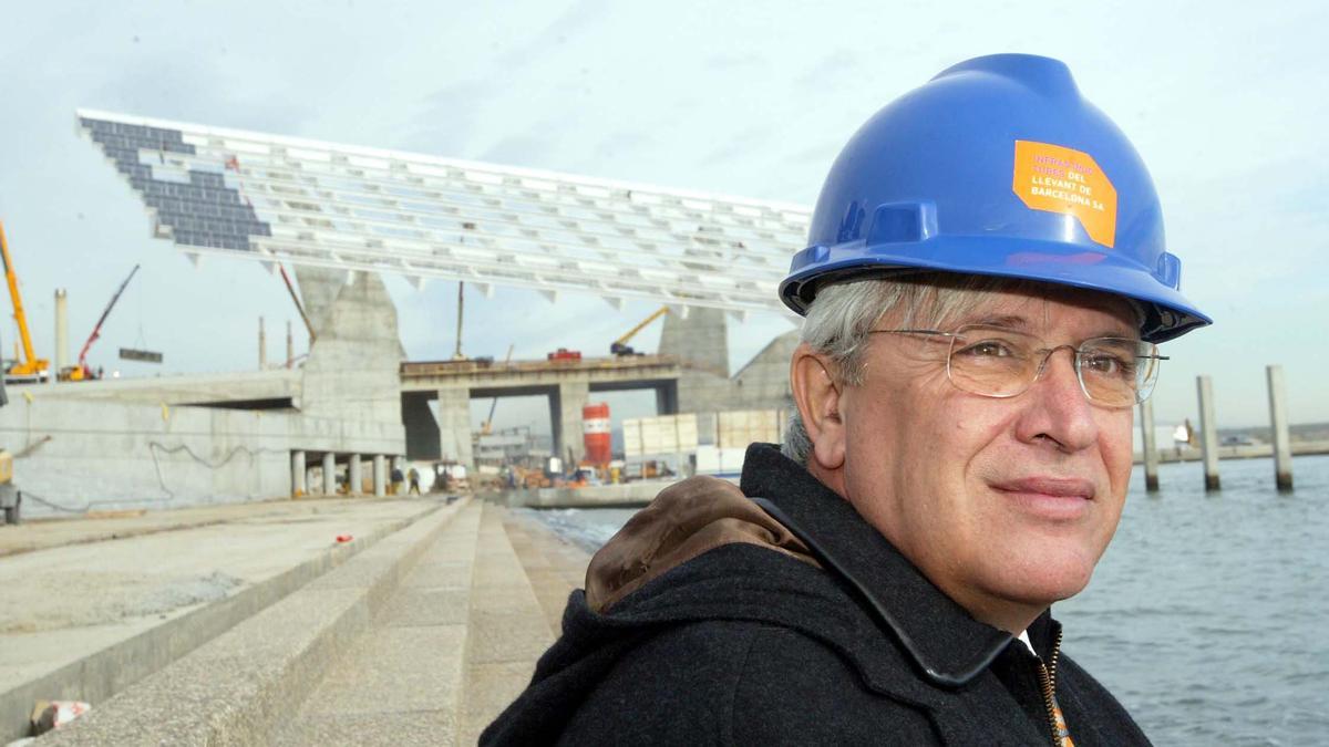 Joan Clos, en diciembre de 2003, pasa revista a las obras del Fòrum de les Cultures