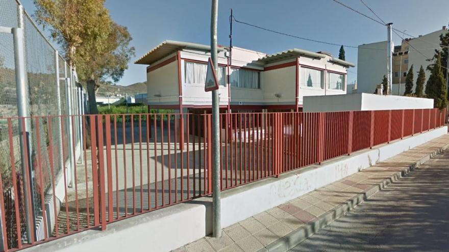 La rotura de un tejado de amianto en un colegio de Monteagudo alerta a los padres