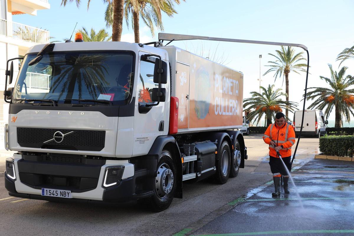 El nuevo camión nodriza que ha incorporad el Ayuntamiento de Cullera al servicio de limpieza.