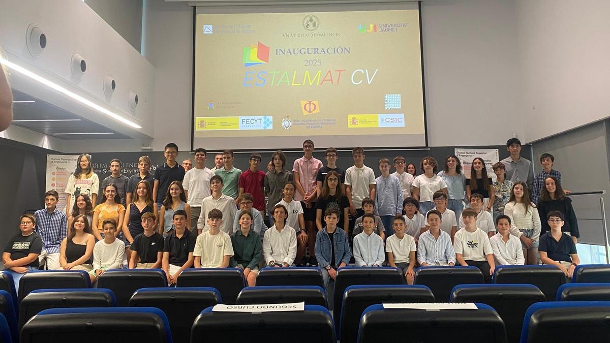 Alumnat participant en el projecte Estalmat-CV en la foto de grup d’inici de curs.