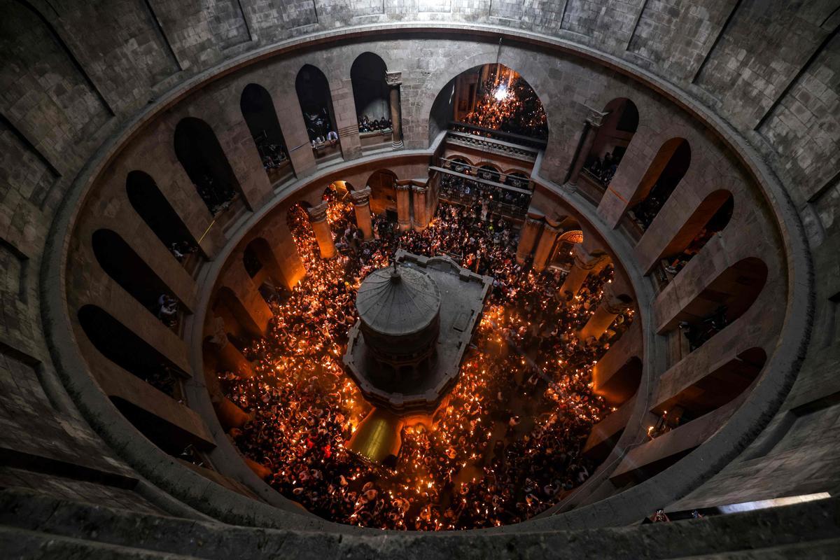 Cristianos ortodoxos celebran “Fuego Sagrado” en Jerusalén. eregrinos cristianos ortodoxos sostienen velas durante la ceremonia del Fuego Sagrado, un día antes de la Pascua ortodoxa, el sábado 15 de abril de 2023 en la Iglesia del Santo Sepulcro en la Ciudad Vieja de Jerusalén, donde muchos cristianos creen que Jesús fue crucificado y enterrado antes de resucitar.