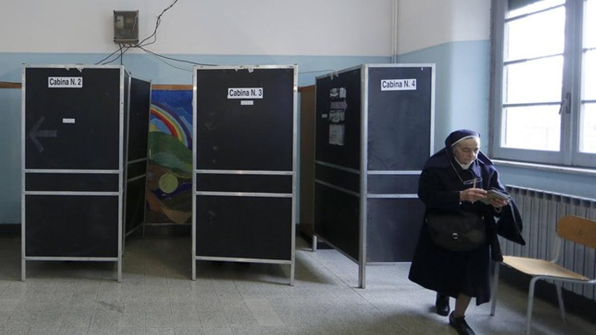 Una monja, tras ejercer su derecho al voto, el domingo, en un colegio electoral de Roma.