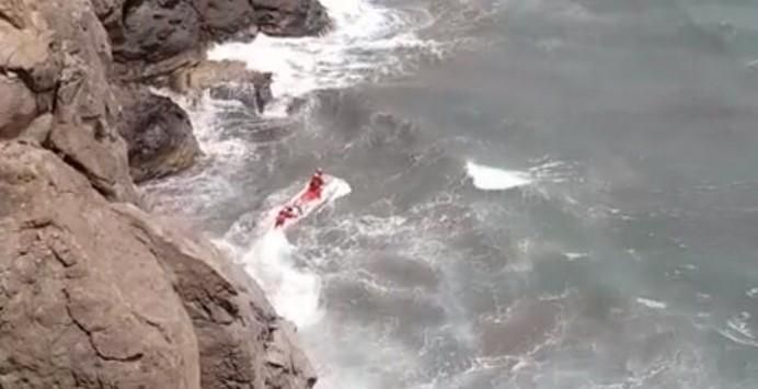 Efectivos de Cruz Roja salvan a dos personas en la playa de San Agustín