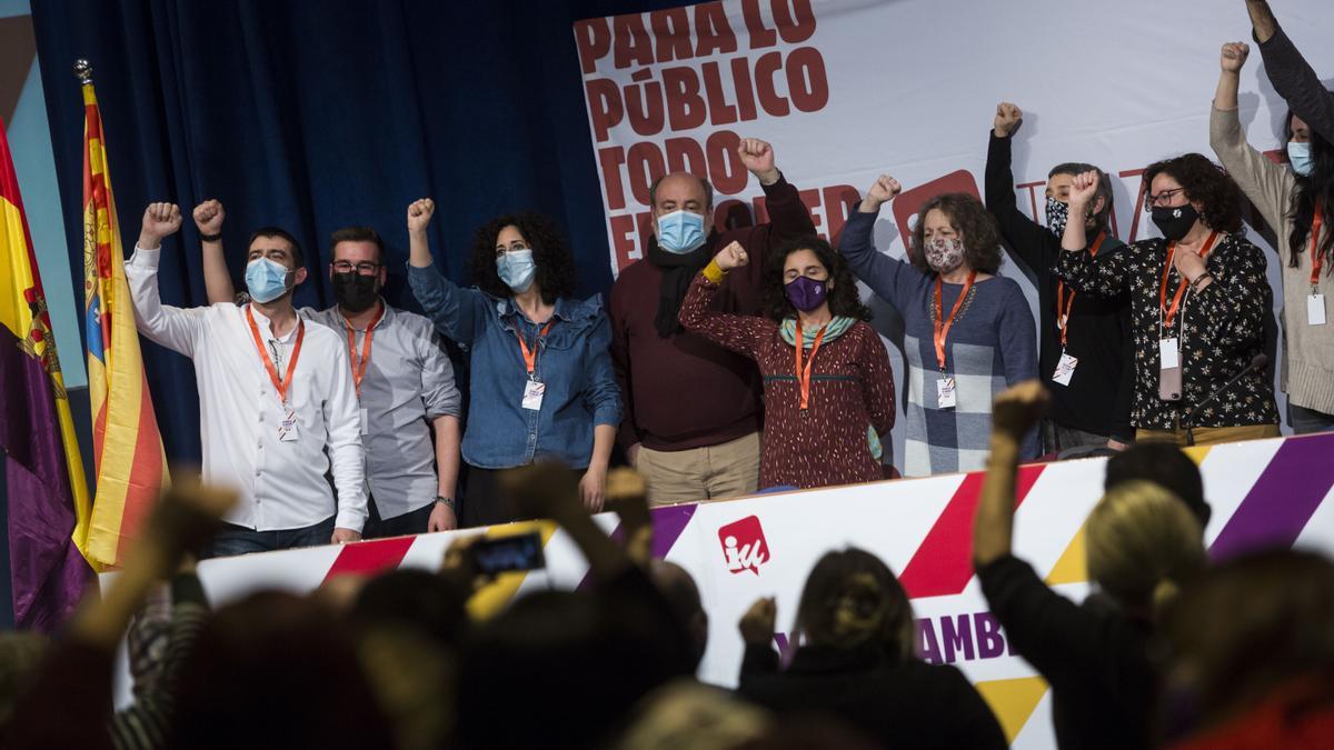 Álvaro Sanz (primero por la izquierda), junto a varios componentes de la Coordinadora de IU Aragón, ayer en la clausura de la XIII Asamblea.