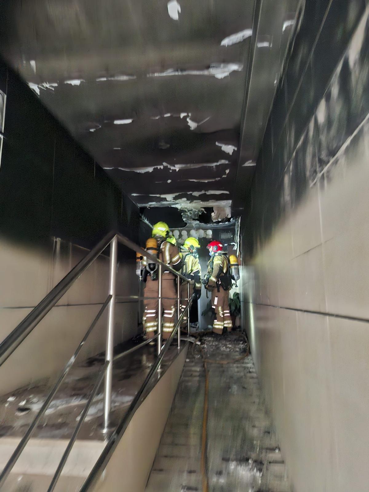 Un incendio obliga a desalojar un bloque en Los Tilos