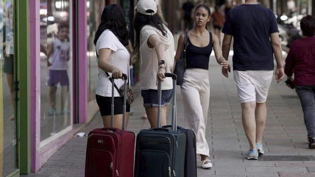 Unes turistes al barri de Tetuán. | JOSÉ LUIS ROCA
